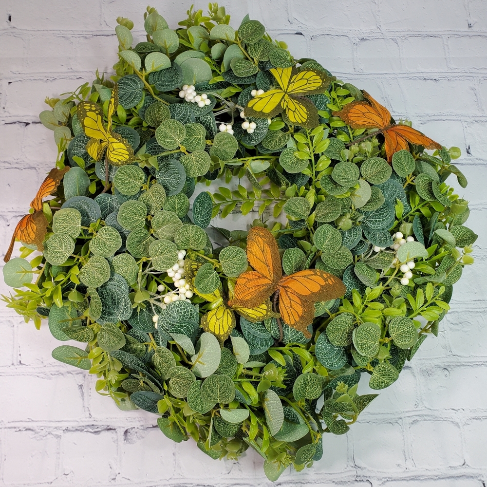 Eucalyptus wreath with artificial butterflies with integrated lights - Picture 2 of 4